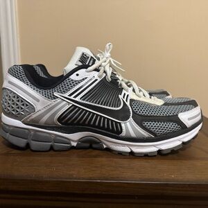 Nike Air Zoom Vomero 5 SE SP Grey Black and White Athletic Sneakers Size 10.5